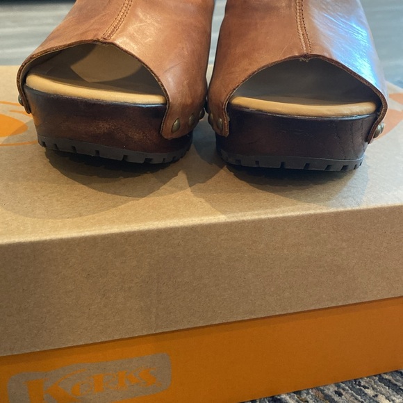 Korks Tan/Carmel Clog - Picture 3 of 5